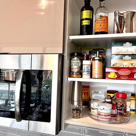 Luxury Dt, 2 Bedroom Deal, Private Balcony, Full Kitchen, Gym - Free Parking YYC 외부 사진
