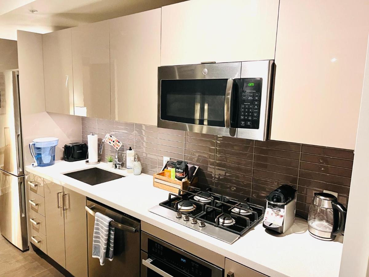 Luxury Dt, 2 Bedroom Deal, Private Balcony, Full Kitchen, Gym - Free Parking YYC 외부 사진