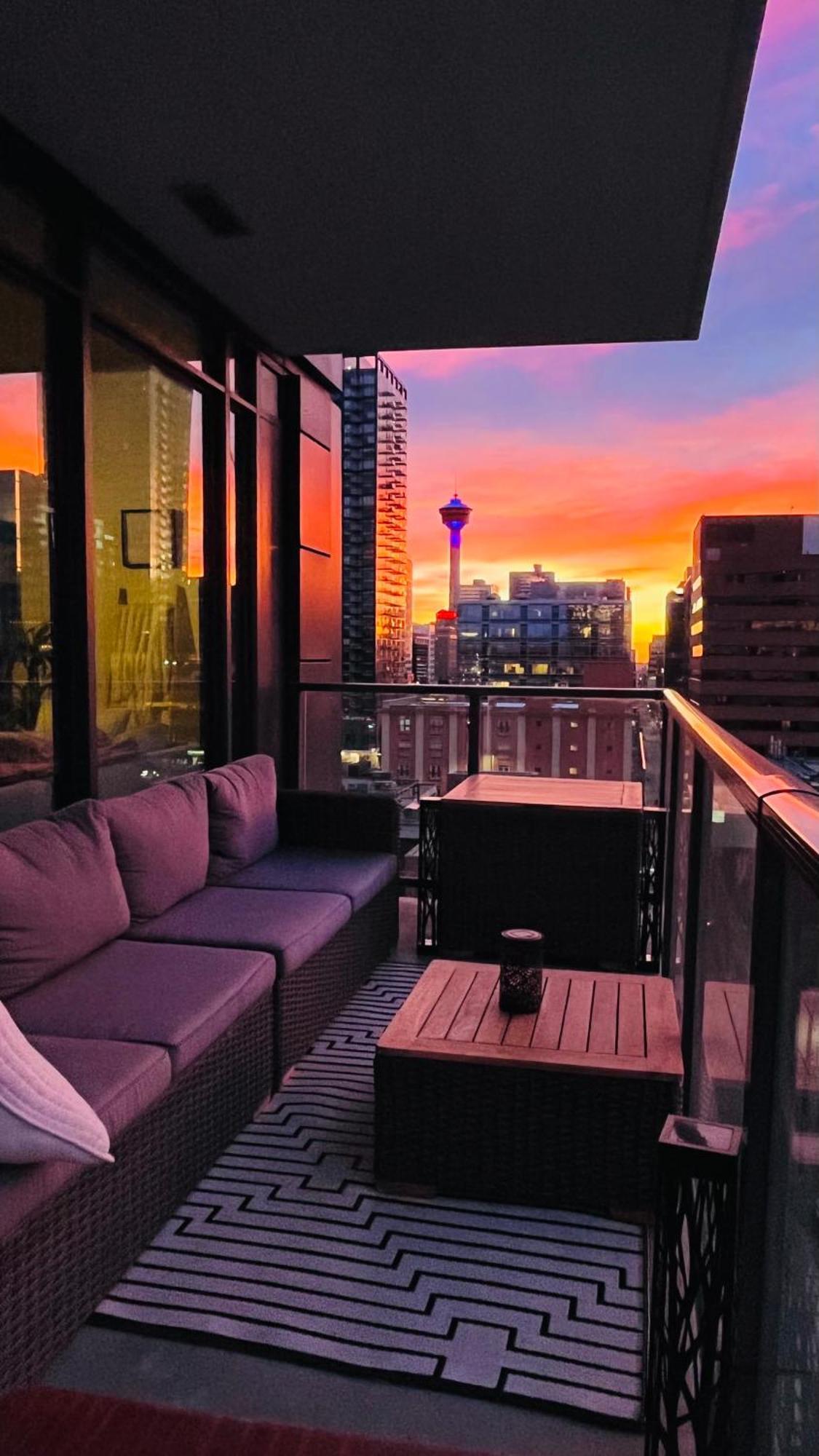Luxury Dt, 2 Bedroom Deal, Private Balcony, Full Kitchen, Gym - Free Parking YYC 외부 사진