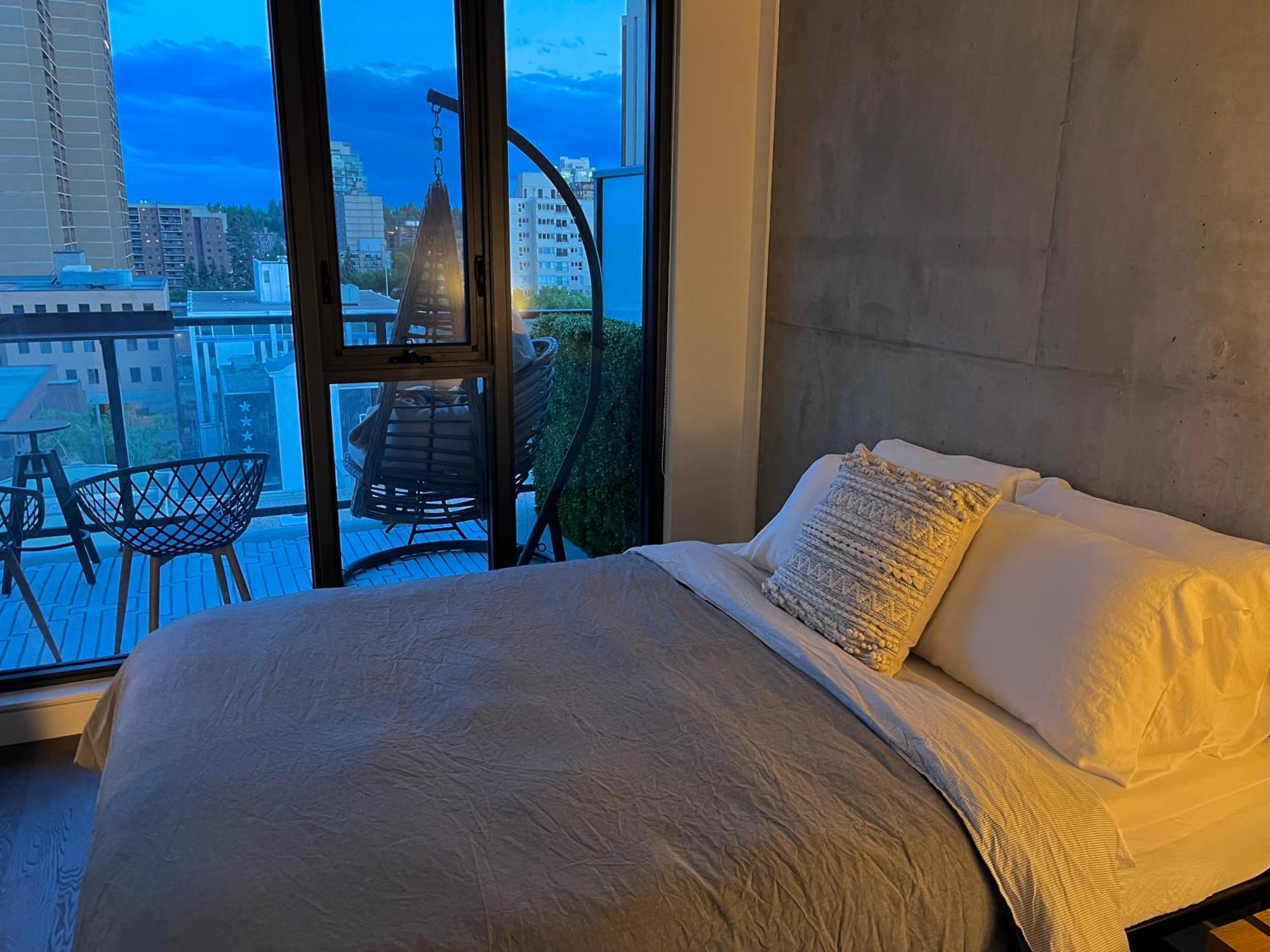 Luxury Dt, 2 Bedroom Deal, Private Balcony, Full Kitchen, Gym - Free Parking YYC 외부 사진