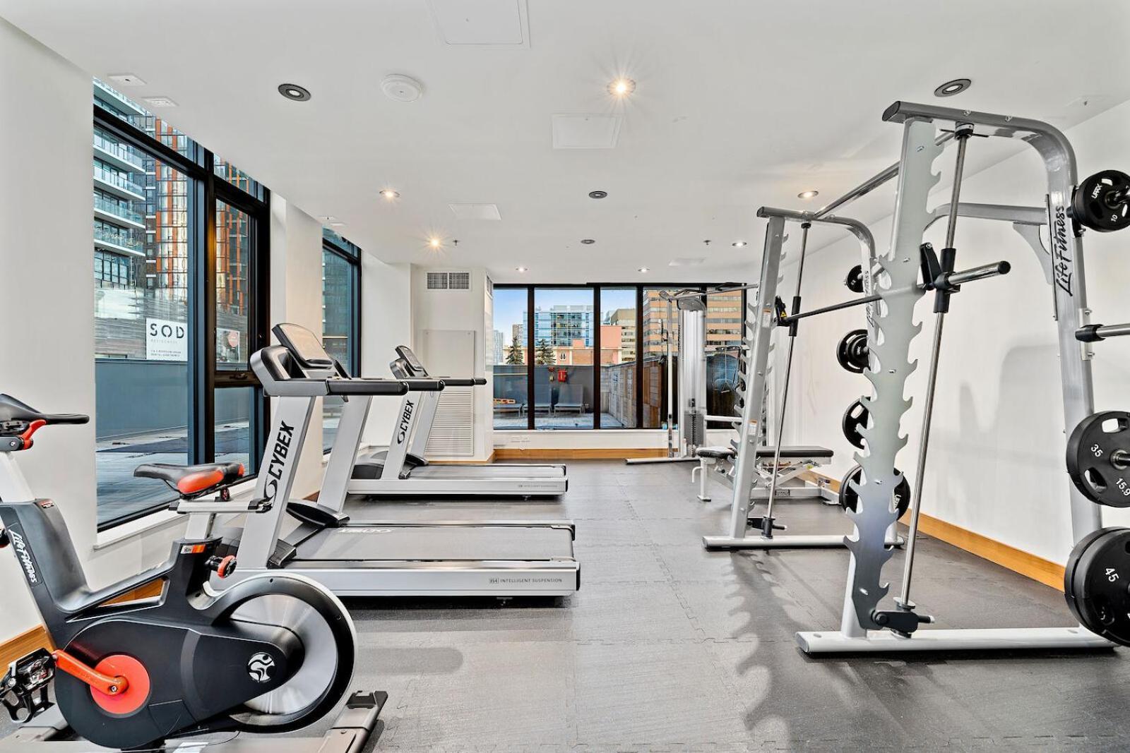 Luxury Dt, 2 Bedroom Deal, Private Balcony, Full Kitchen, Gym - Free Parking YYC 외부 사진