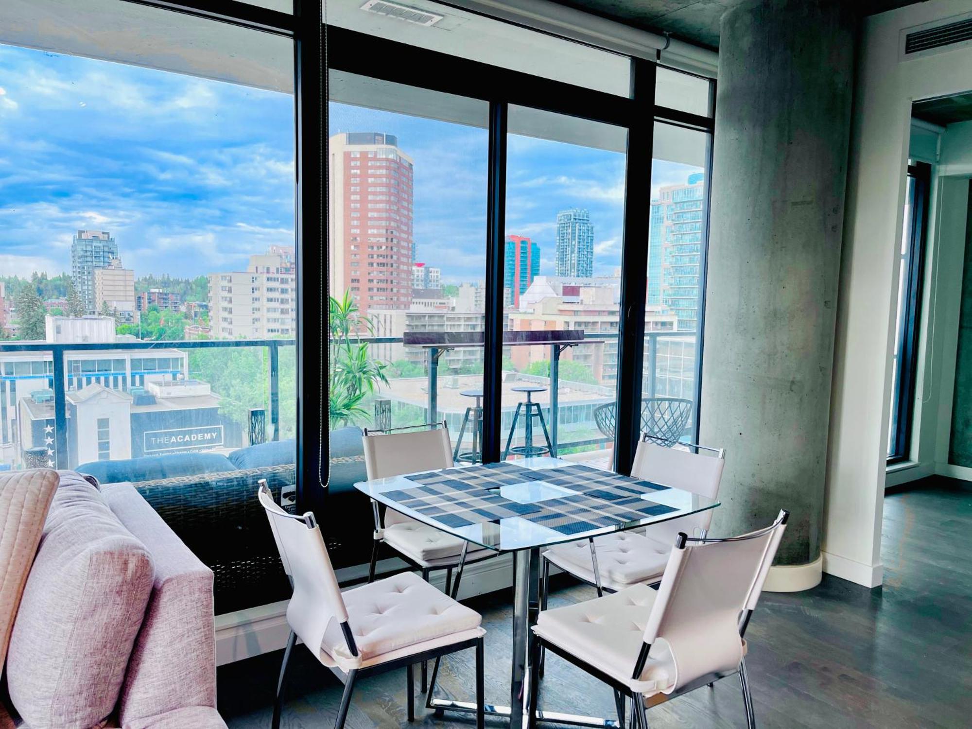Luxury Dt, 2 Bedroom Deal, Private Balcony, Full Kitchen, Gym - Free Parking YYC 외부 사진