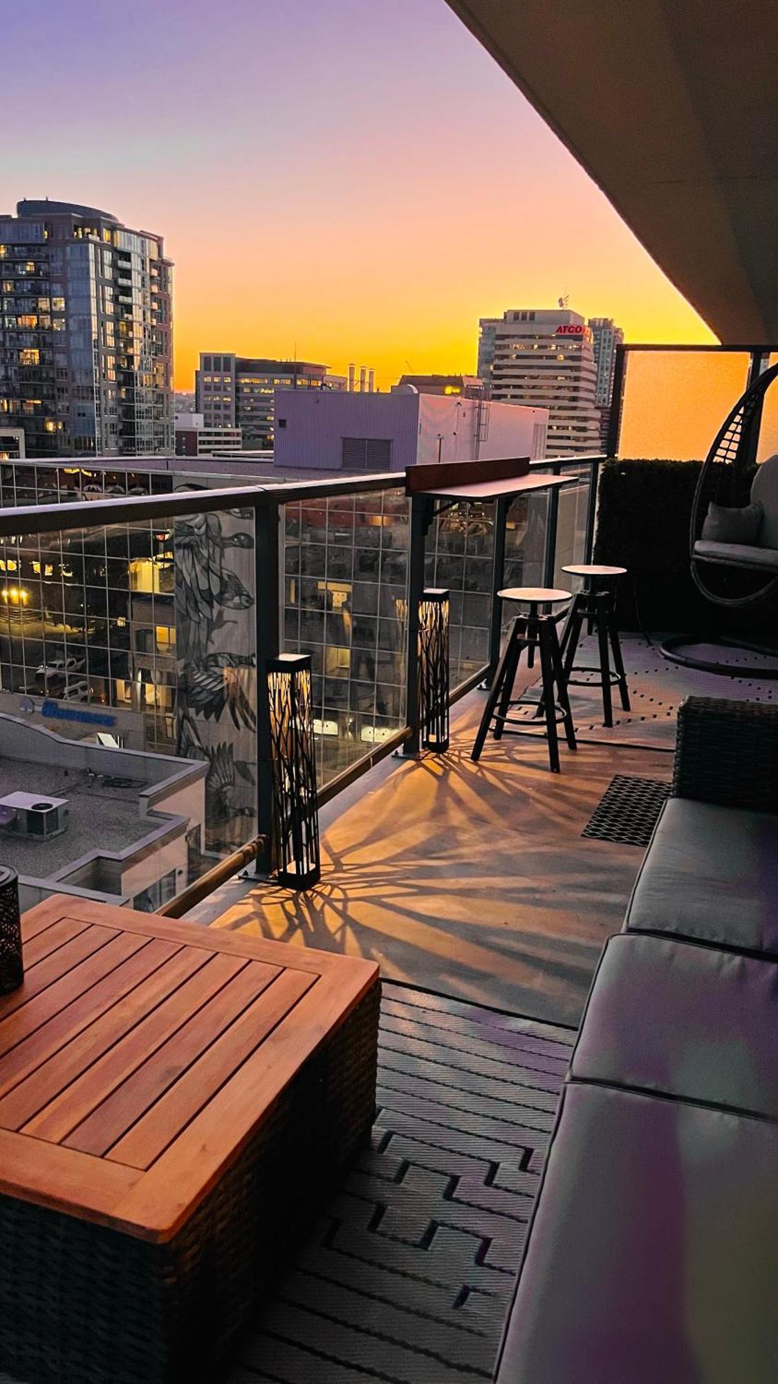 Luxury Dt, 2 Bedroom Deal, Private Balcony, Full Kitchen, Gym - Free Parking YYC 외부 사진