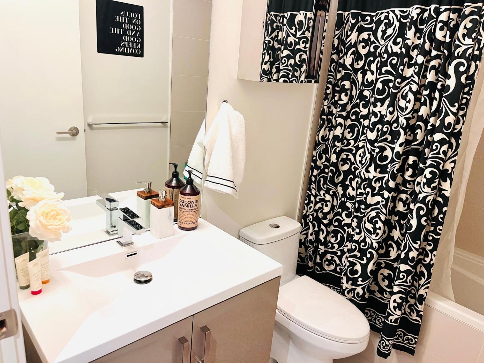 Luxury Dt, 2 Bedroom Deal, Private Balcony, Full Kitchen, Gym - Free Parking YYC 외부 사진