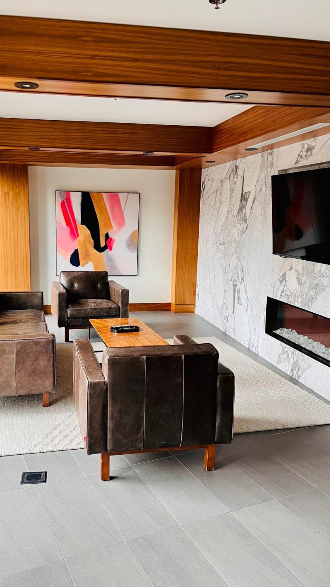 Luxury Dt, 2 Bedroom Deal, Private Balcony, Full Kitchen, Gym - Free Parking YYC 외부 사진