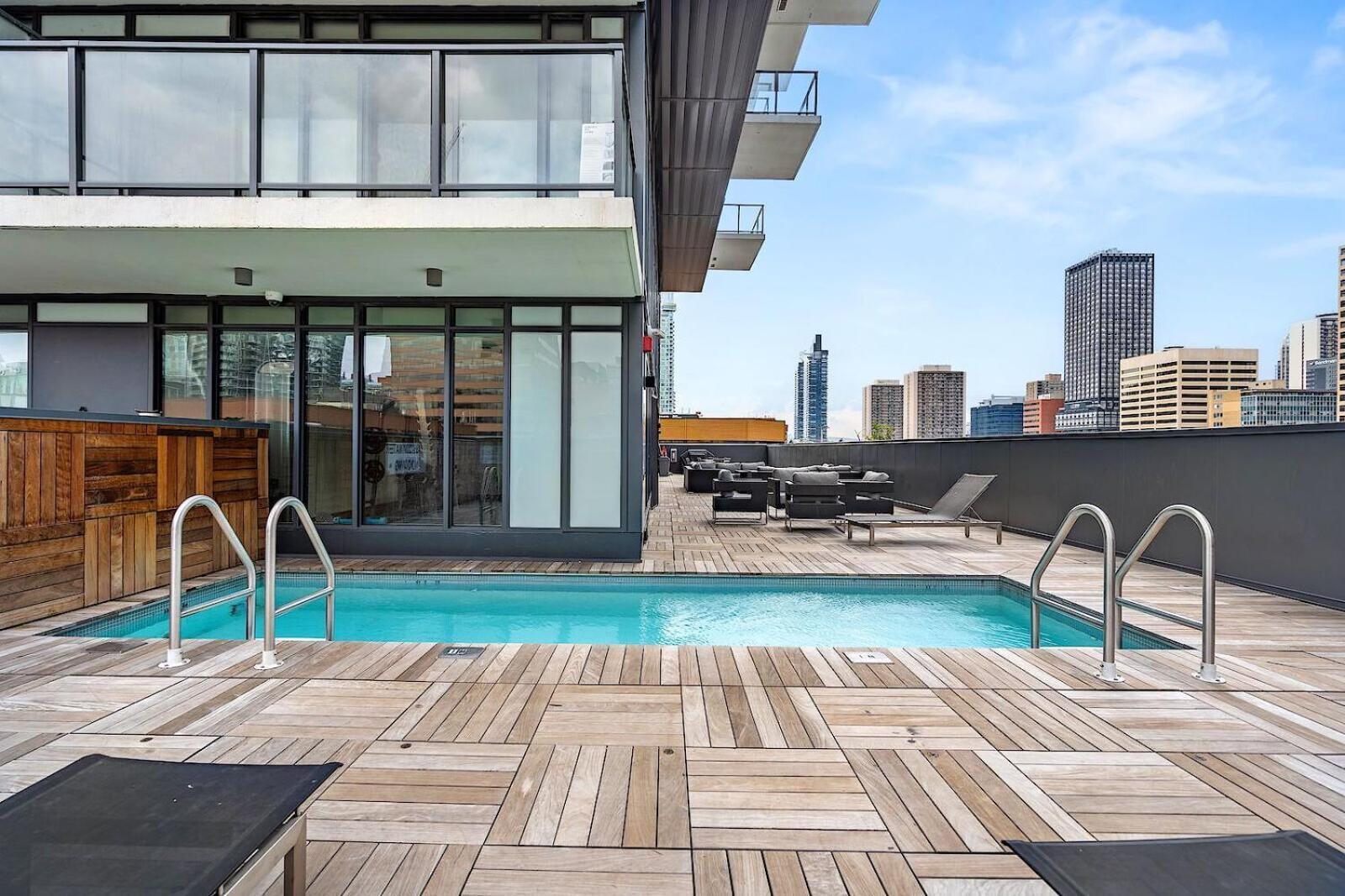Luxury Dt, 2 Bedroom Deal, Private Balcony, Full Kitchen, Gym - Free Parking YYC 외부 사진